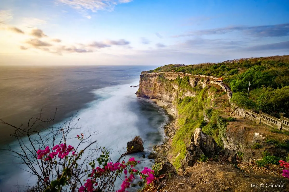 Tempat Wisata Canggu-Pura Luhur Uluwatu