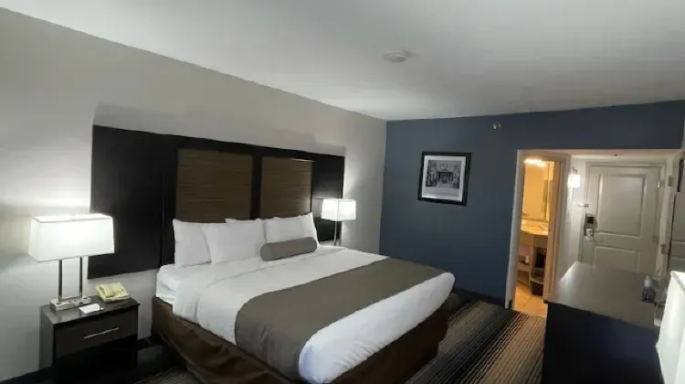 Modern hotel room with bed and table at Sleep Inn