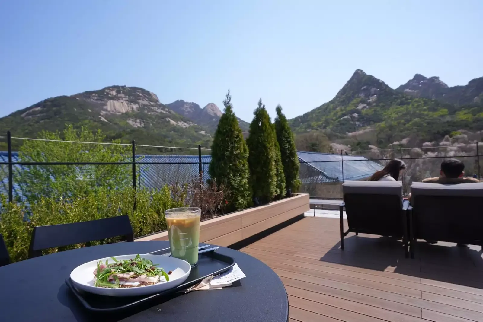 スターバックス ザ北漢山店|北漢山が一望できる