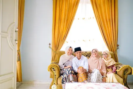 Hari Raya Aidilfitri/Hari Raya Puasa—31 Maret-1 April (Senin-Selasa)