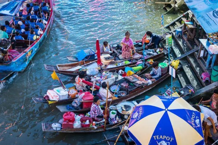 ตลาดน้ำอัมพวายามเย็น