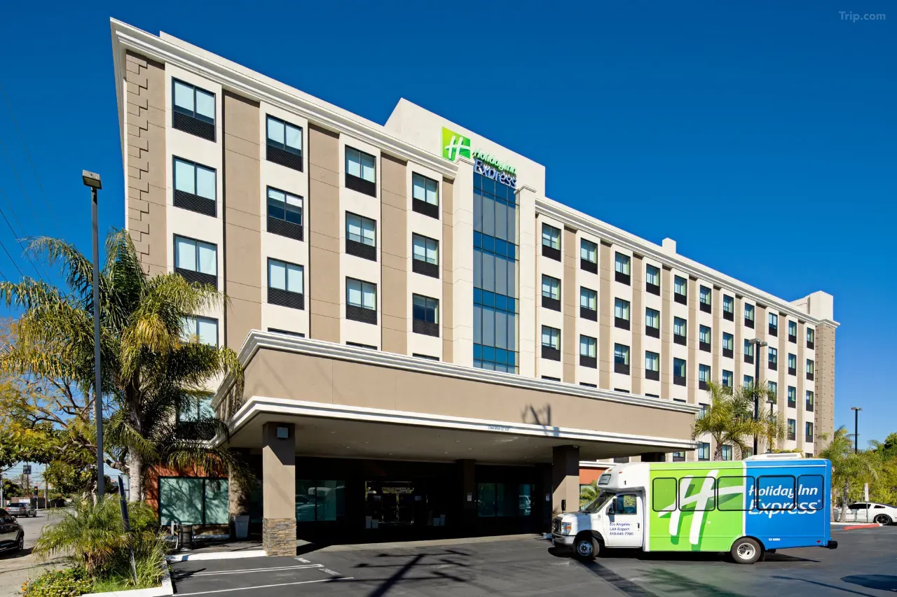 Shuttle car - Hotels near LAX with Shuttle