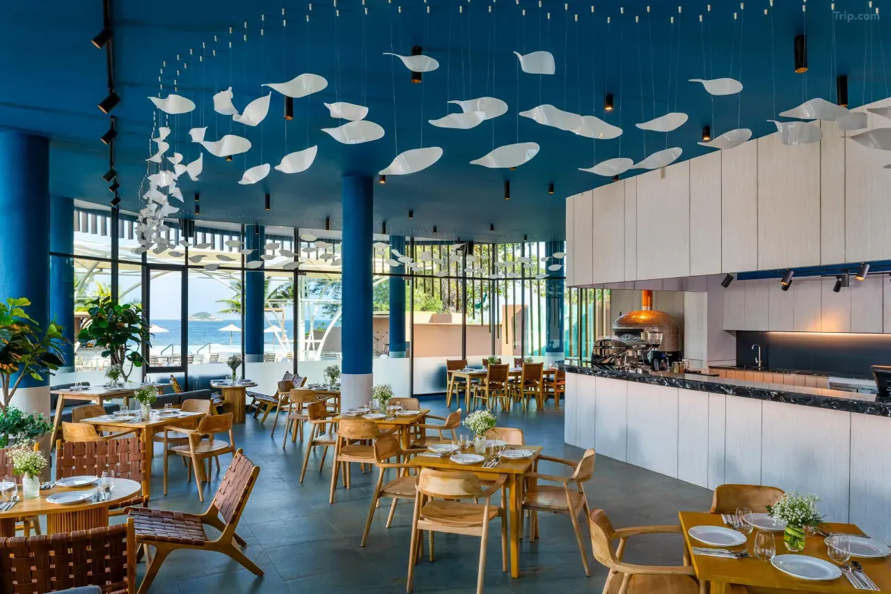ร้านอาหารที่ได้รับการออกแบบอย่างดีเยี่ยมพร้อมทิวทัศน์มหาสมุทรอันตระการตาของโรงแรม เบสท์ เวสเทิร์น พลัส คาราเพซ หัวหิน