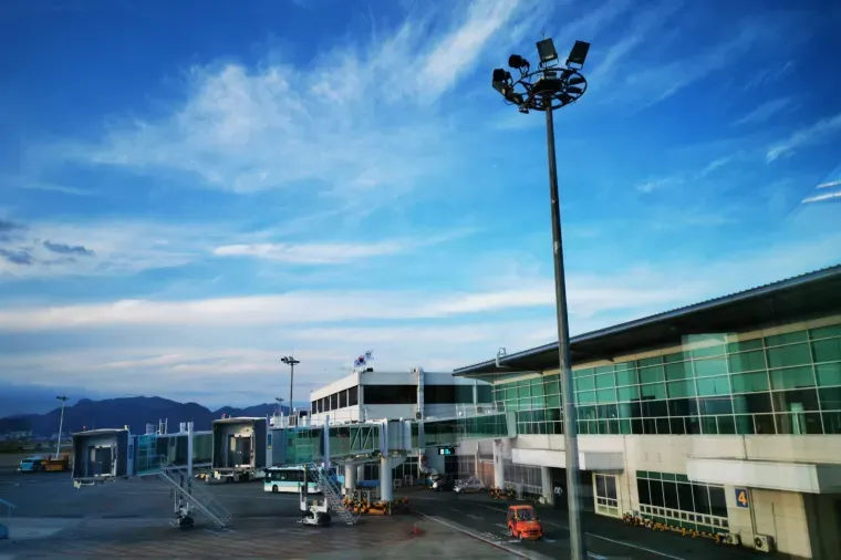 金海国際空港に到着