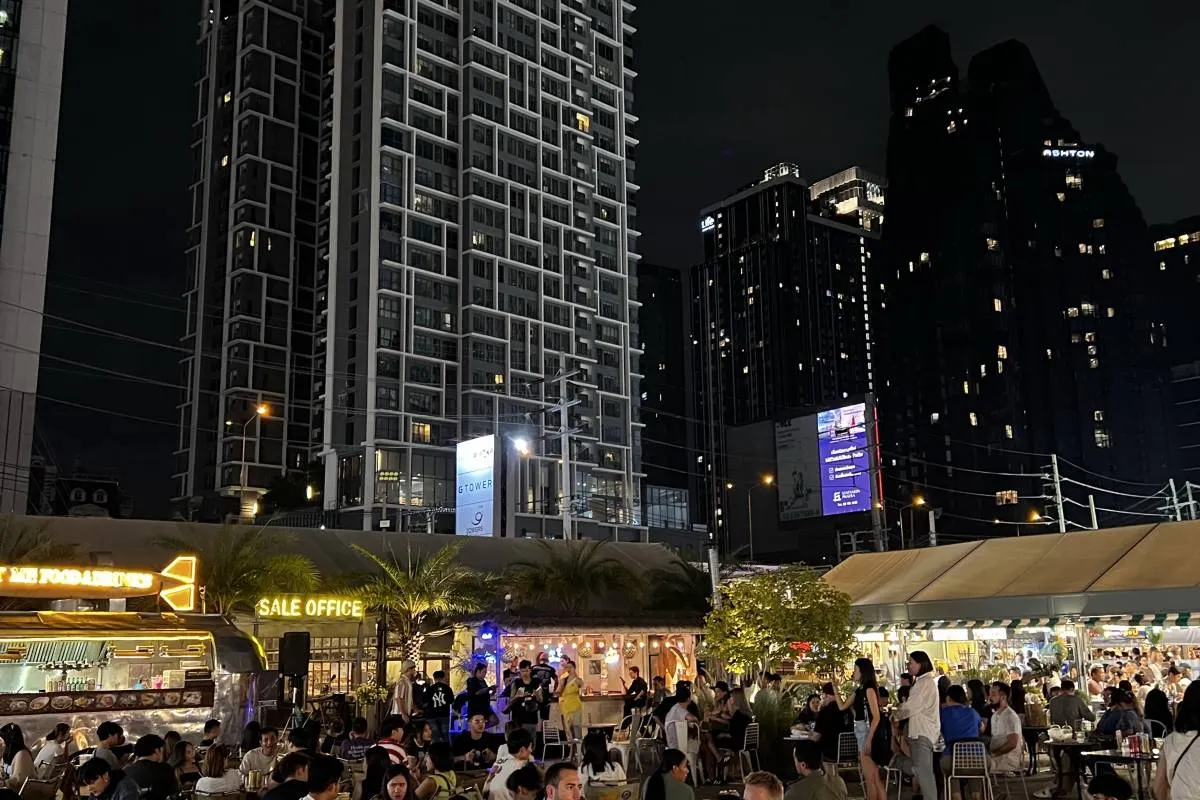 16. Tempat Wisata di Bangkok-JODD FAIRS Rama 9 - Night markets