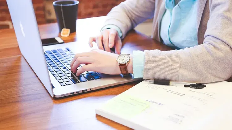 公式サイトを使う