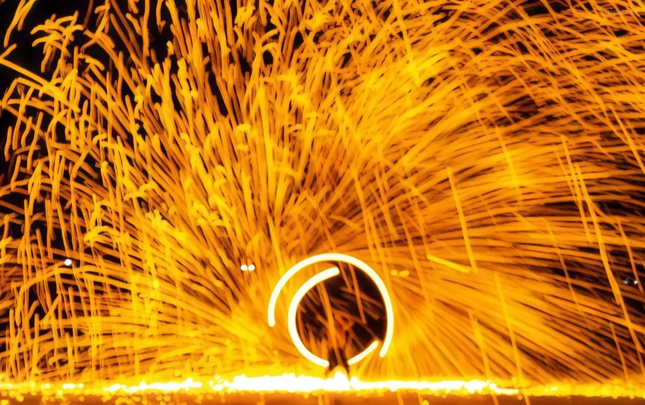 การแสดงคบเพลิงตอนกลางคืน