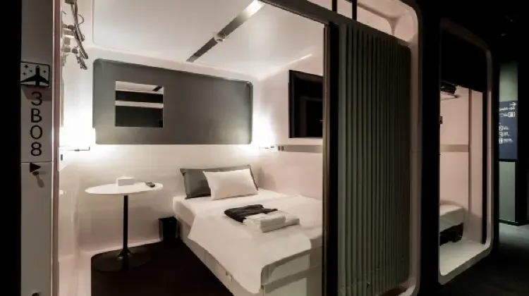 1.ファーストキャビン赤坂