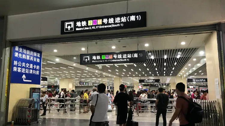 上海虹橋駅の地下鉄乗り換え口。2号線・10号線・17号線の南1入口に向かう人々の様子。