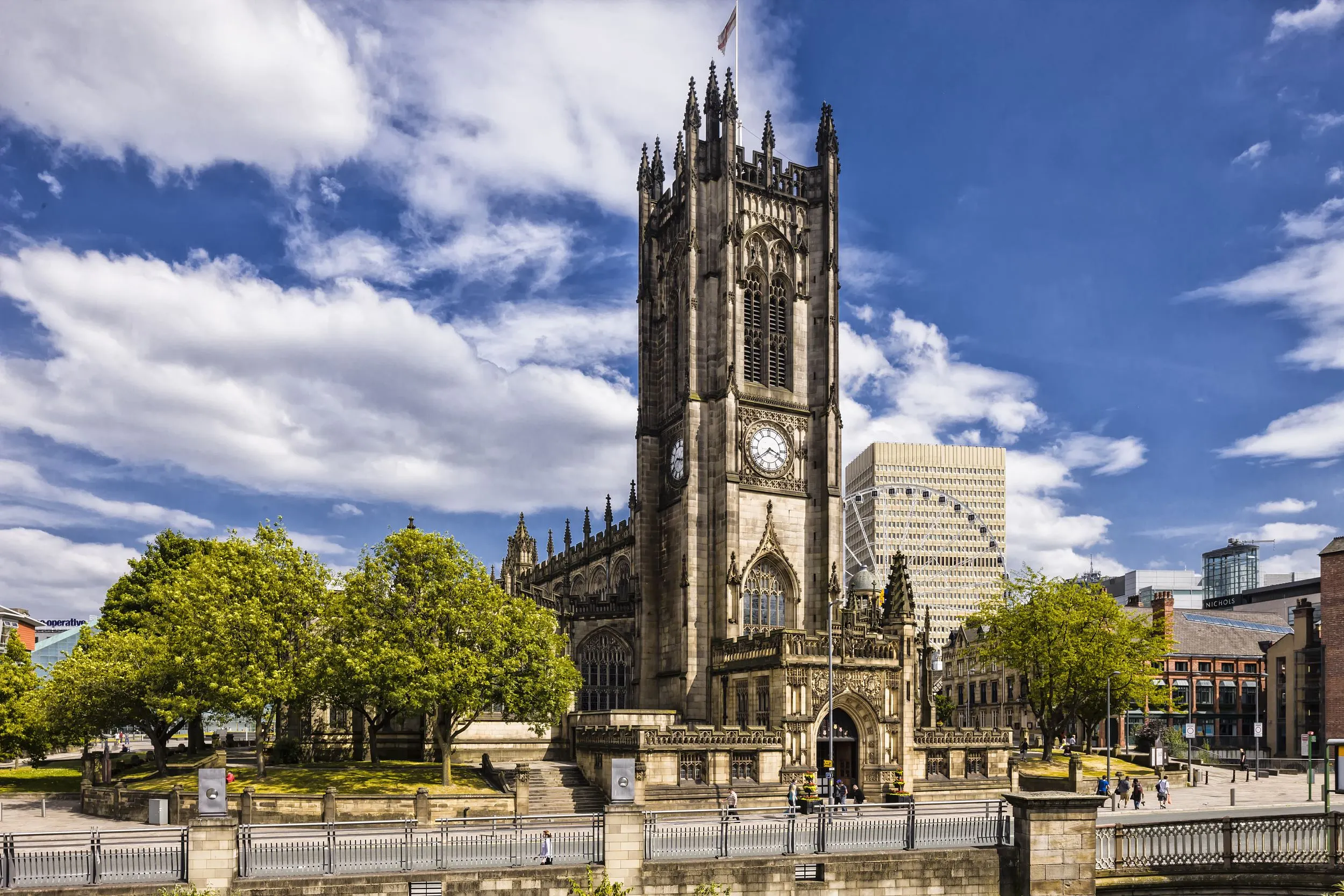Book Cheap Flights from London to Manchester and Save Money