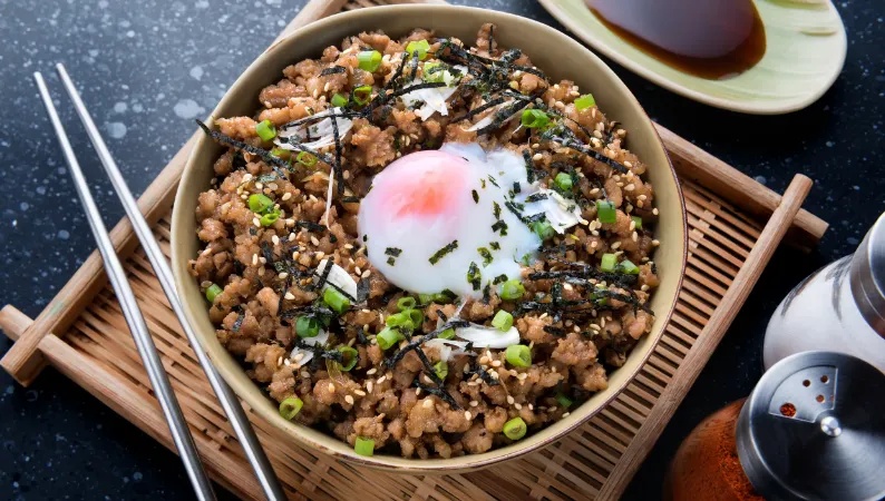 Луроуфань (рис с тушеной свининой)