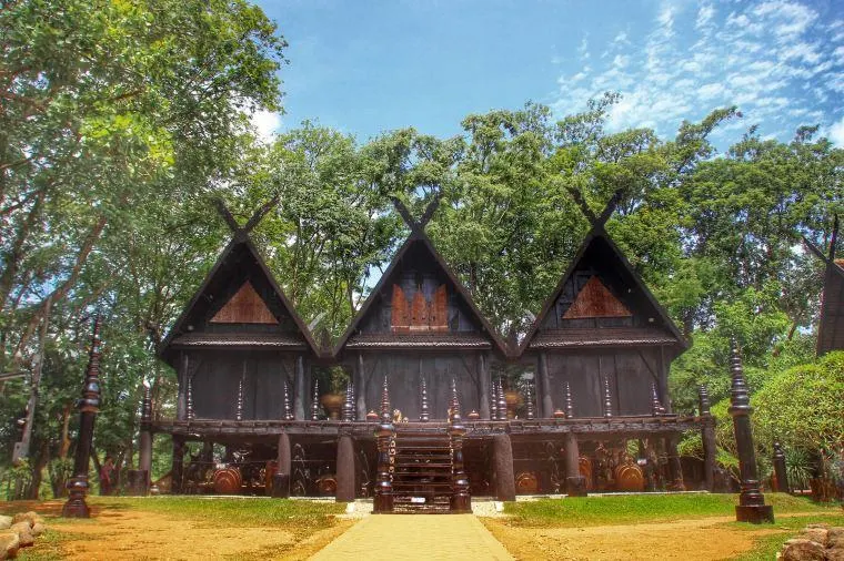 บ้านดำกาแลเกี่ยวฟ้า