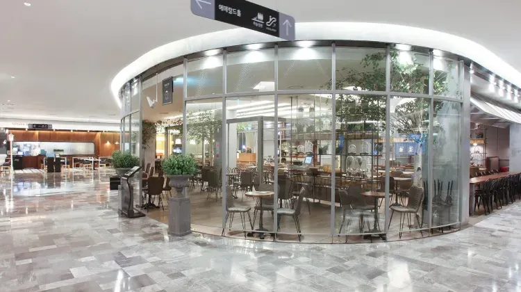 現代百貨店免税店貿易センター店