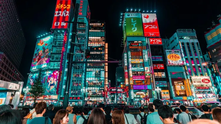 Shinjuku is where business, shopping and entertainment come together.