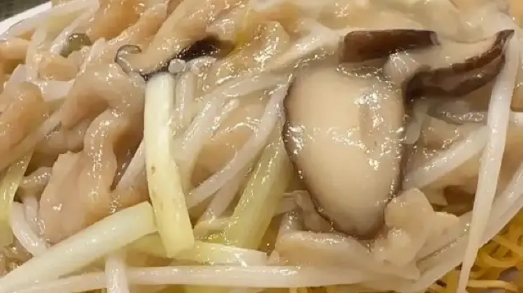 大酒樓級數的肉絲炒麵很夠鑊氣，且麵底外脆內滑。