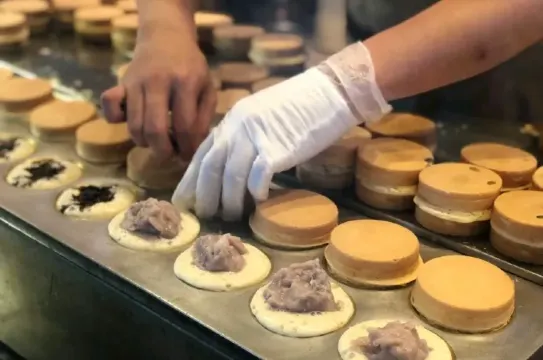 8. Rice Cake with Red Bean Paste (红豆饼)