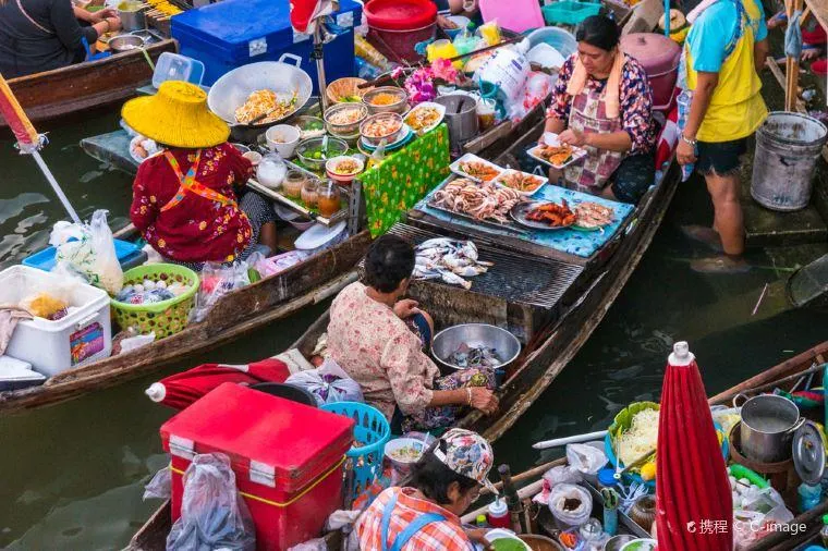 การค้าขายในเรือเป็นวิถีชีวิตของผู้คน