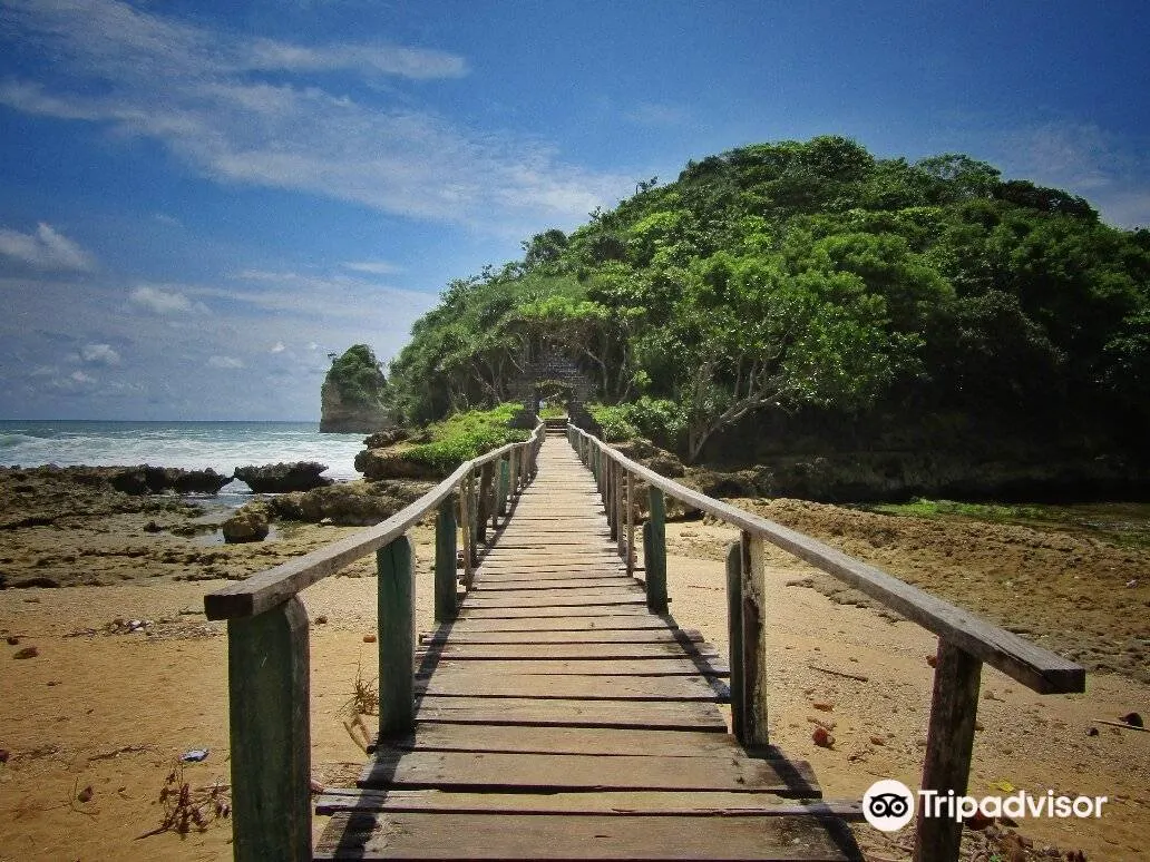 Tempat Wisata di Malang - Pantai Ngliyep