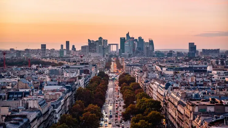 フランス旅行では基本変換プラグと変圧器が必要