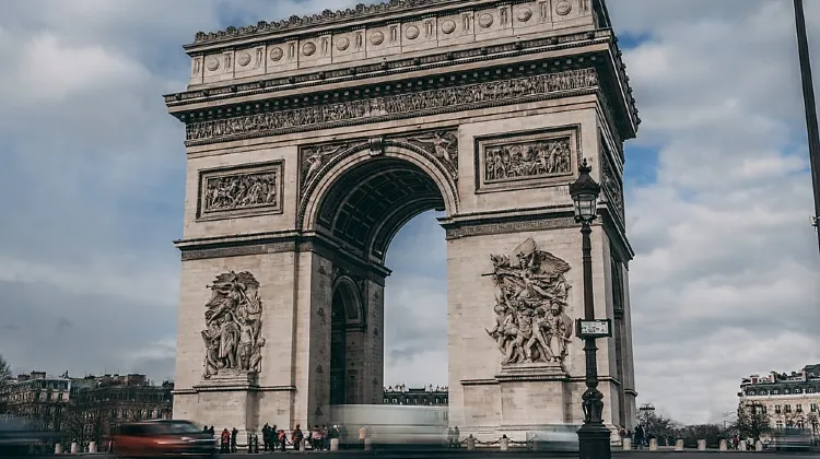 L’Arc de Triomphe à Paris est parfois un lieu de manifestation lors du 1er mai