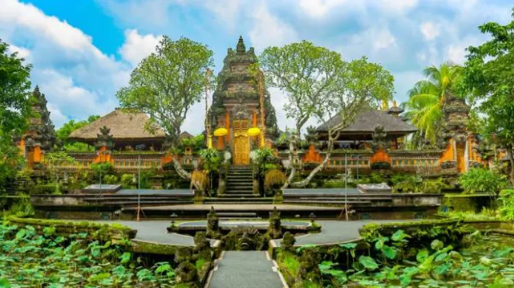 Tempat Wisata di Ubud-Saraswati Temple