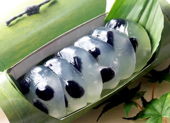 4.白鷺堂本舗の丹波黒豆入りくず餅