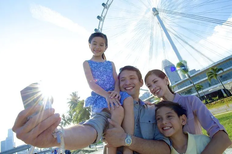 บรรยากาศด้านหน้าสิงคโปร์ ฟลายเออร์ (Singapore Flyer)