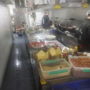 一棵开花的草莓牛