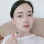 爱傻笑的女孩。