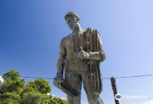 The Bronze Fisherman Statue景点图片