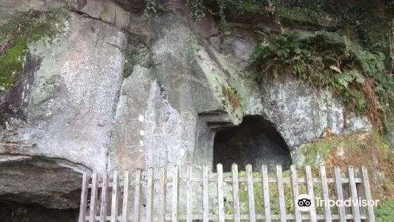 鍋田橫穴群