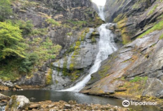 Huldefossen Waterfall景点图片
