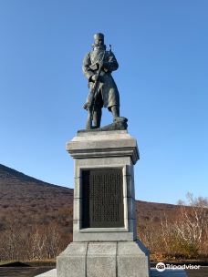 雪中行軍遭難記念像-青森