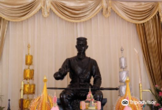 纳黎萱大帝纪念雕像景点图片