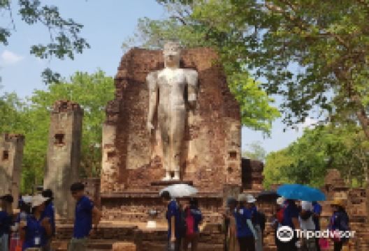 四姿态佛像寺景点图片