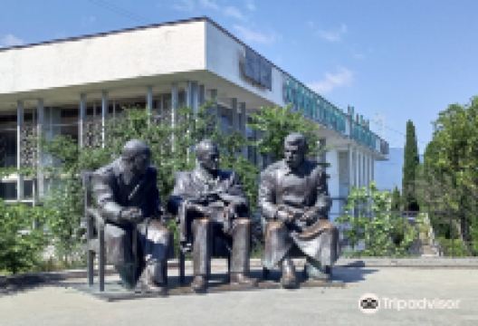 Памятник Ялтинской тройке景点图片