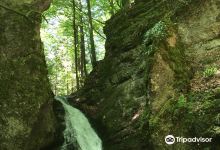 Kraliky waterfalls景点图片