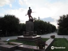Monument Rabochiy S Vintovkoi-阿斯特拉罕
