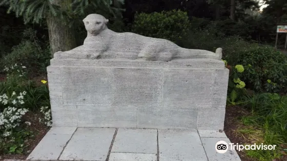 Skulptur 'Liegender Panther'