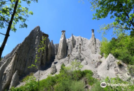 La salle de bal des Demoiselles Coiffées de Théus景点图片