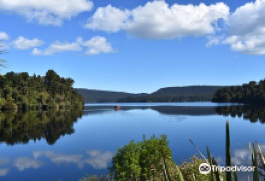 Lake Mapourika景点图片
