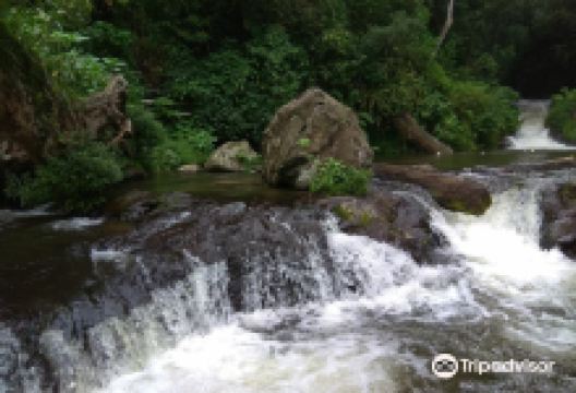 Layung Waterfall景点图片