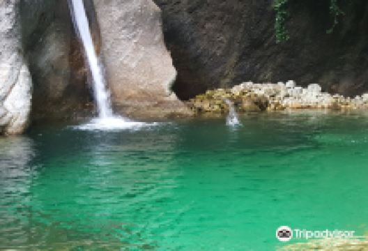 Malbacco Waterfalls景点图片