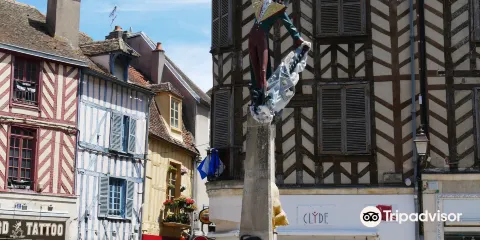 Cadet Rousselle Statue