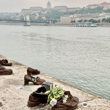 匈牙利布达佩斯布达佩斯自由广场+塞切尼链桥+多瑙河畔鞋履雕塑+匈牙利国会大厦一日游