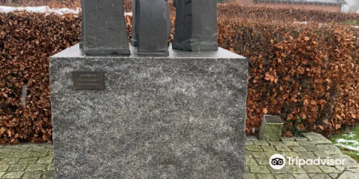 Kvinderne Et Kunstvaerk I Bronze