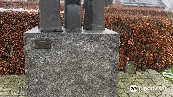 Kvinderne Et Kunstvaerk I Bronze