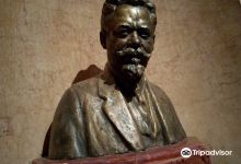 Bronze bust of Vácslav Havel景点图片