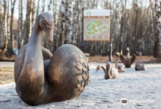 Sculpture Swan Lake景点图片