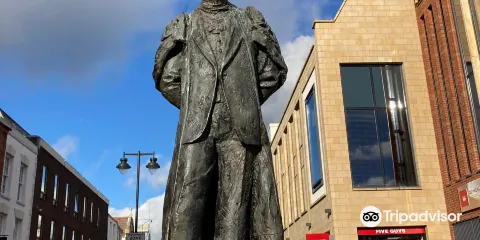 Edward Elgar Statue